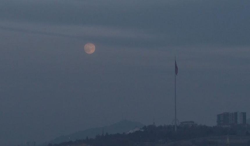 Ankara'da Süper Ay ve uçak aynı karede