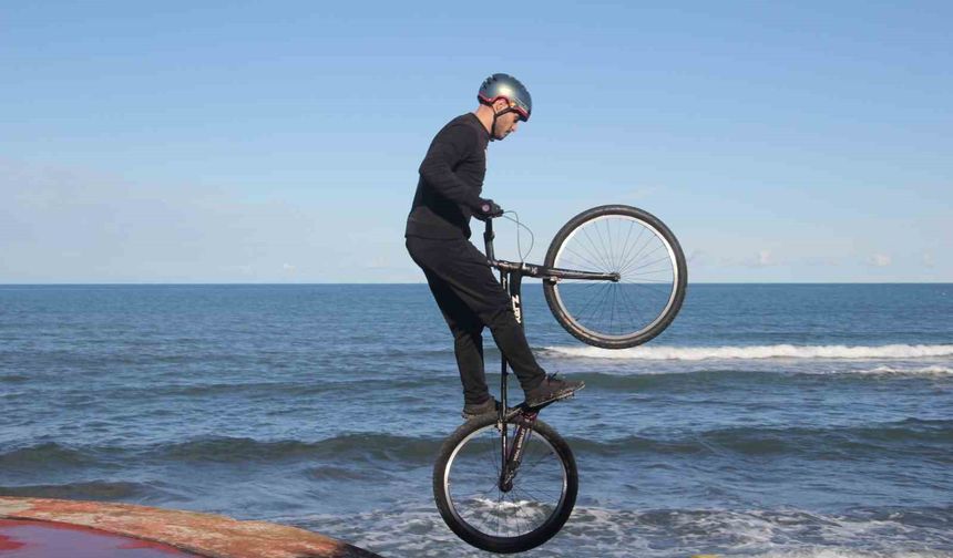 Bisiklet tutkunu gençten nefes kesen gösteri: Sahil kayalıkları parkuru oldu