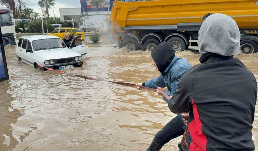 Bodrumda sokaklar göle döndü araçlar sular altında kaldı