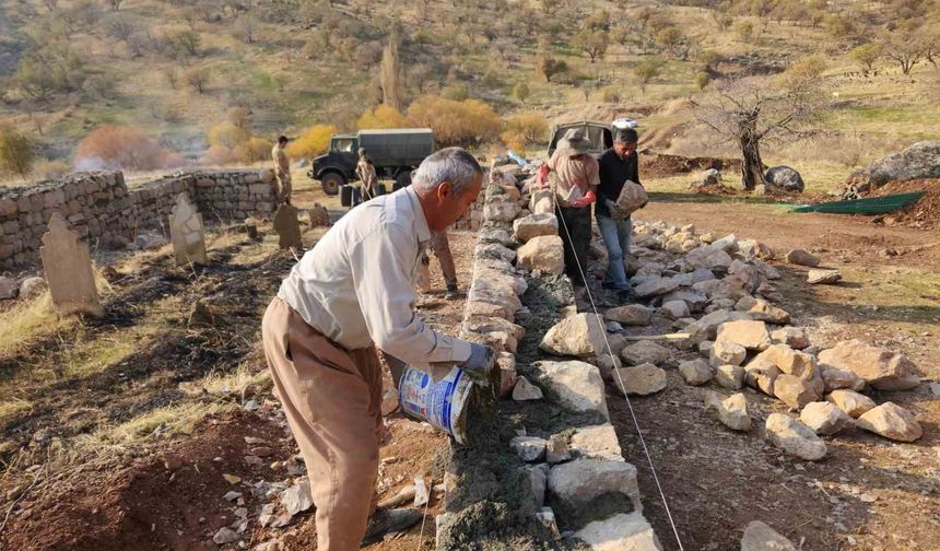 Derecik'te vefa örneği: Şehit mezarlıkları yeniden yapıldı