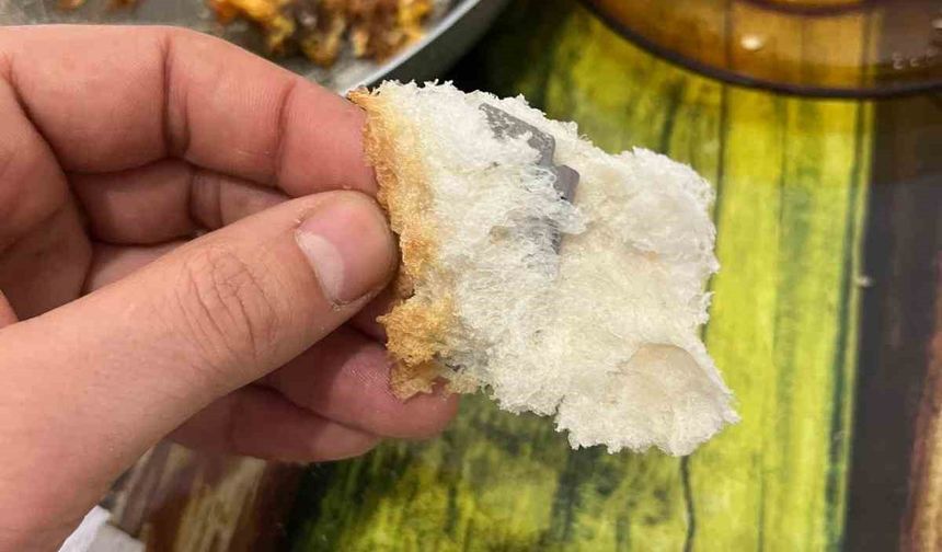 Ekmeğin içinden çıkanı görünce şok oldu