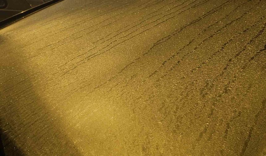 Elazığ'da araçların camları buz tuttu