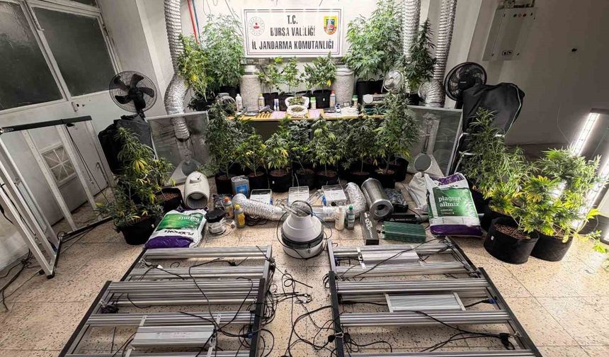 Evini uyuşturucu imalathanesine çevirdi, jandarma operasyonuyla yakalandı