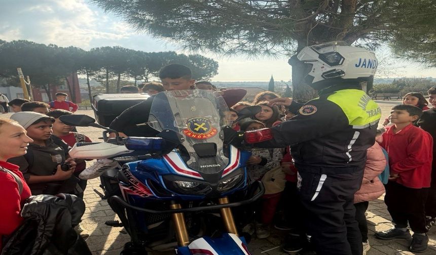 Ezine'de jandarmadan öğrenci ve öğretmenlere trafik bilgilendirmesi