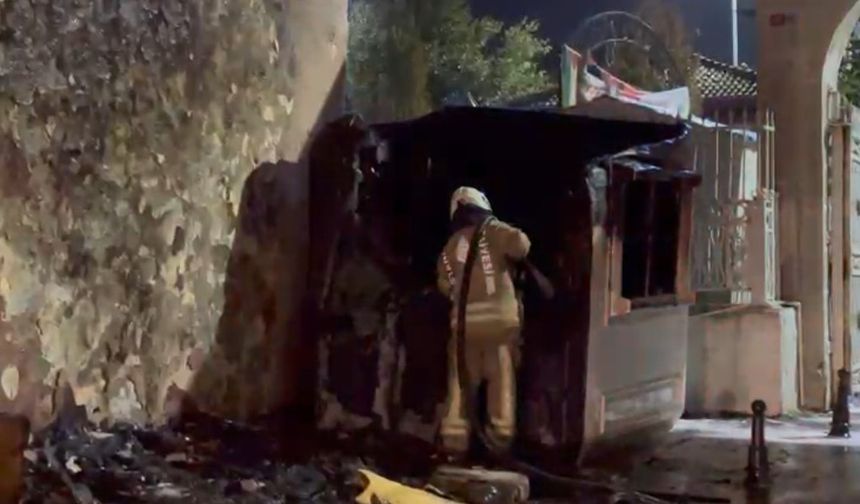 Fatih'te güvenlik kulübesi alev alev yandı