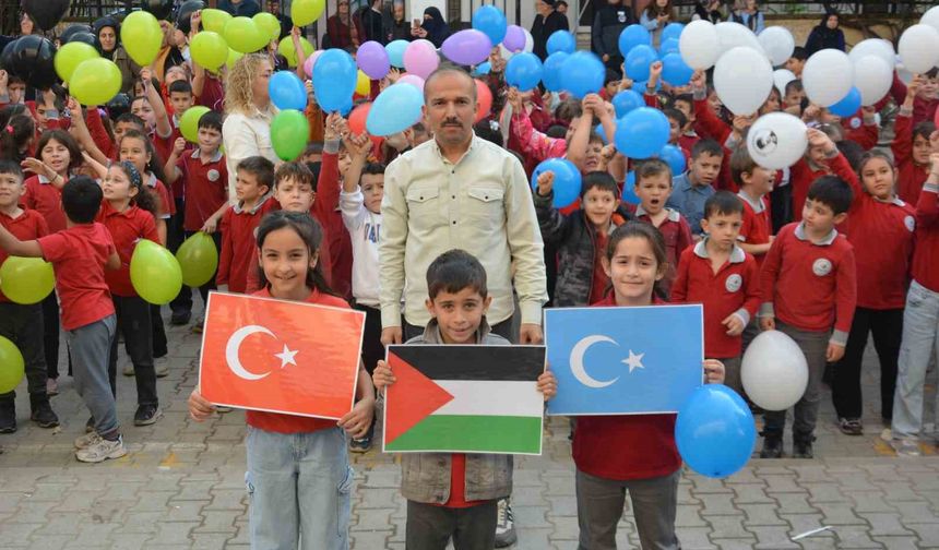 Gazze ve Doğu Türkistan'daki çocukların özgürlüğü için gökyüzüne 787 balon bırakıldı