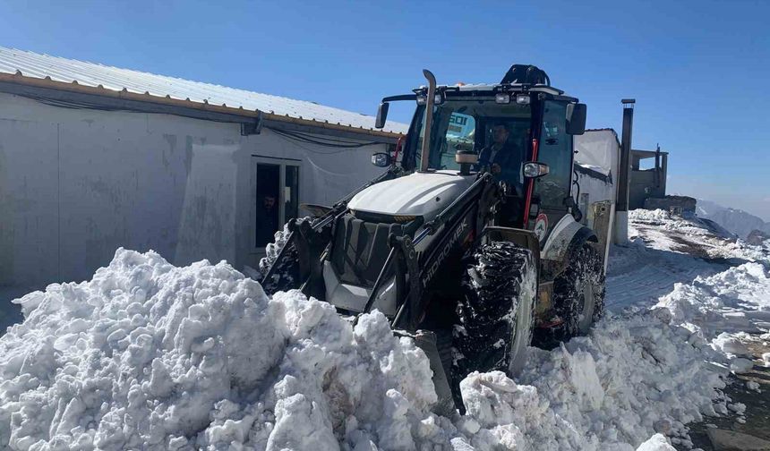 Hakkari'de 2 köy ve 10 mezra yolu kapandı