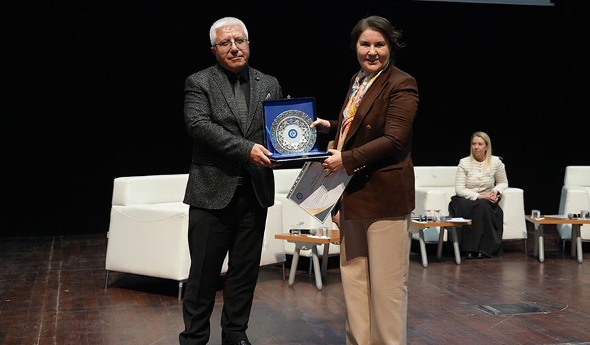 'Kadın Liderliği ve Anadolu'nun Geleceği' Uşak Üniversitesi'nde ele alındı