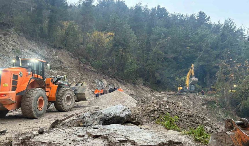 Kastamonu'da heyelan sebebiyle kapanan yol ulaşıma açıldı