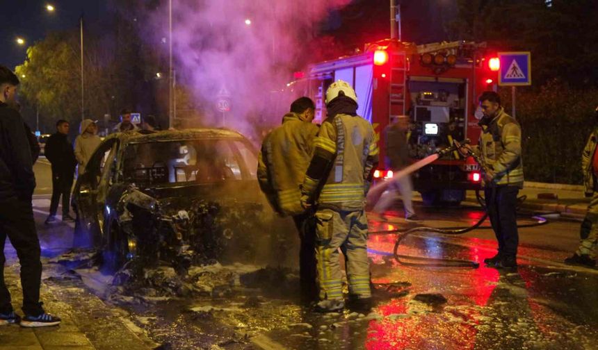 Küçükçekmece'de seyir halindeki otomobil alev topuna döndü