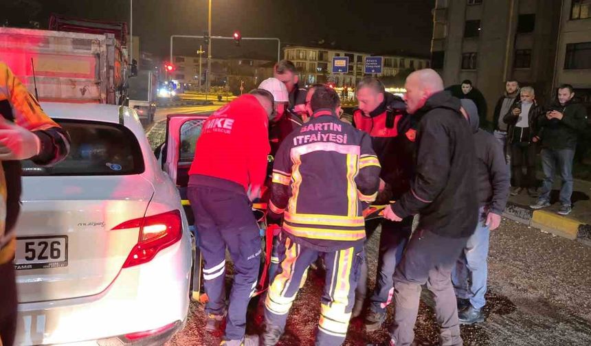 Otomobil tırın dorsesine saplandı:1 yaralı