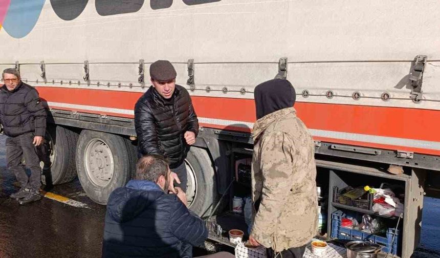 Posof Belediyesi'nden yolda kalan tır şoförlerine sıcak çorba