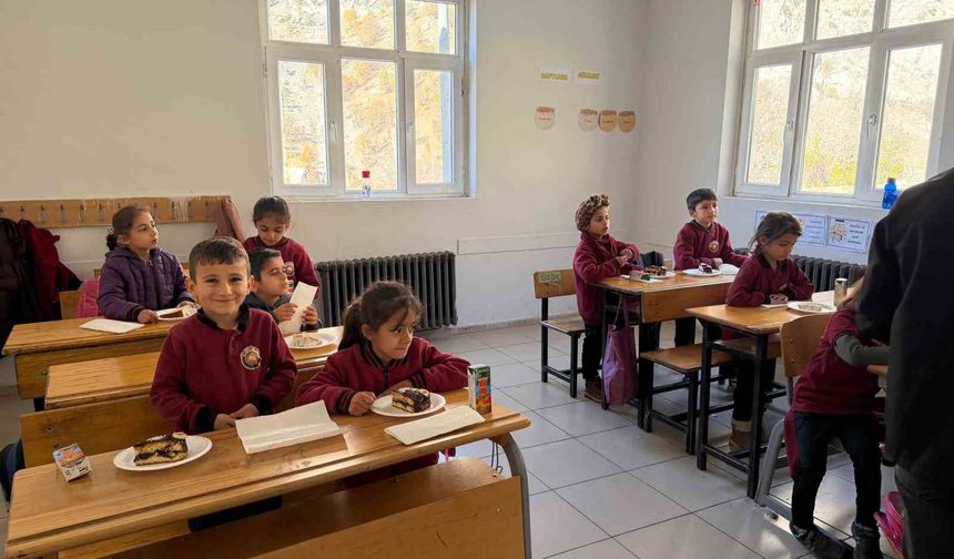 Sınırdaki öğrencilere pasta sürprizi