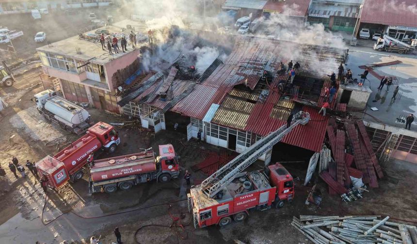 Tatvan'da kereste dükkanında yangın