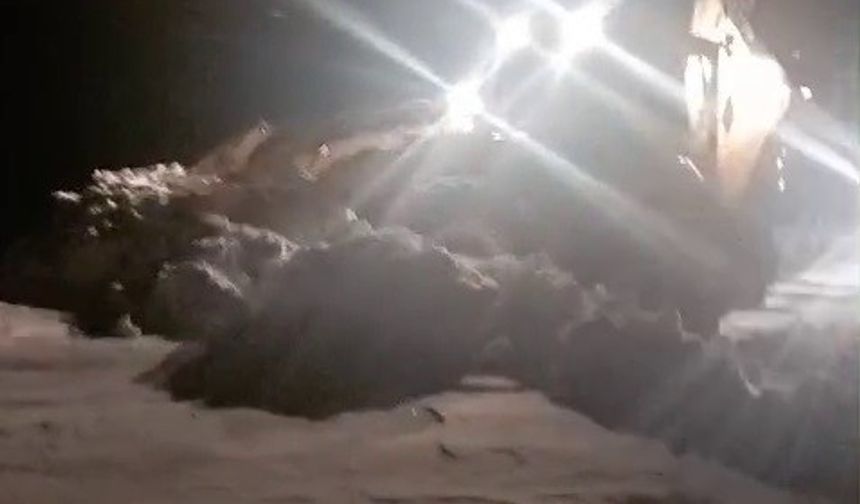 Tekman'da karla mücadele ekipleri kapalı mahalle yollarını açmak için seferber oldu