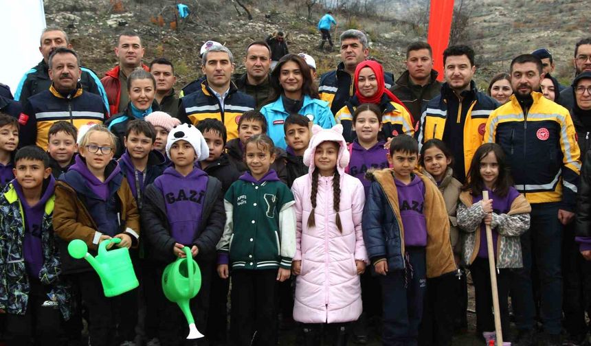 Uşak'ta Acil Sağlık Hizmetleri Haftası'nda fidanlar toprakla buluştu