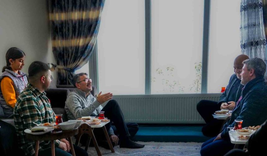 Vali Ali Çelik'ten Şehit Er Halit Tatlı'nın ailesine ziyaret