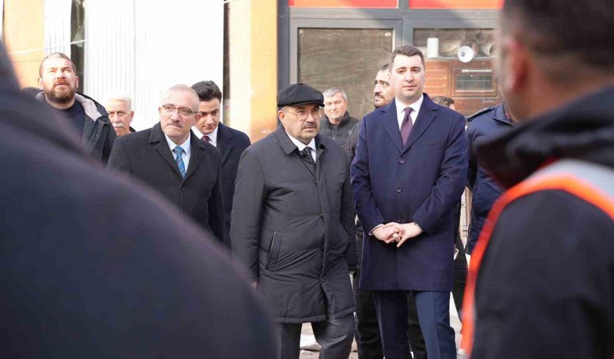 Vali Ustaoğlu, Sındırgı'da yıkım ve geçici ticaret alanını inceledi