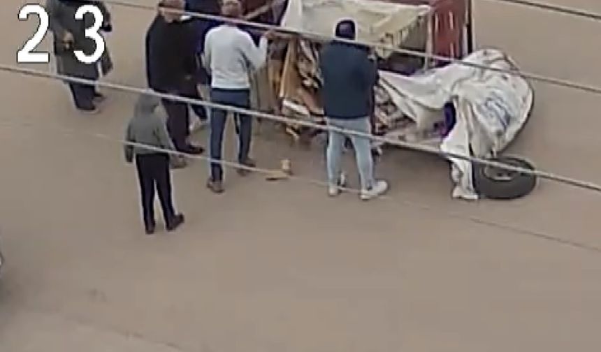 Çocuğun kullandığı elektrikli motosiklet yola devrildi, o anlar kamerada