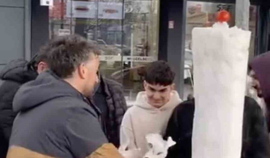 İnegöl'de döner ustasından 'kardan döner' ikramı