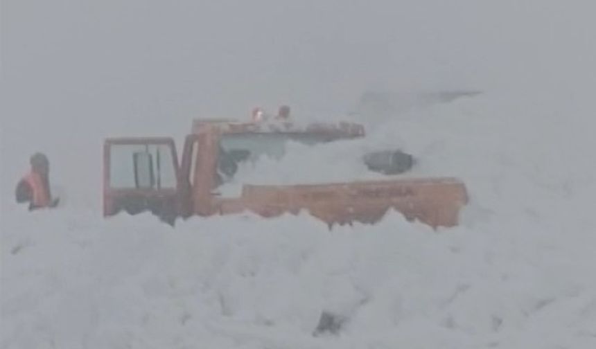 Muş-Kulp kara yolunda iş makinesinin üzerine çığ düştü