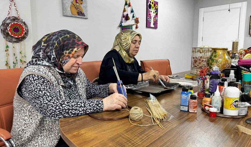 Ağrı'da atık ürünler sıfır atık kursunda sanata dönüşüyor