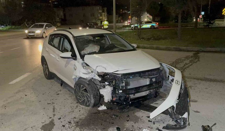 Aynı kavşakta 9 yıl sonra yine kaza yaptı: 2 yaralı