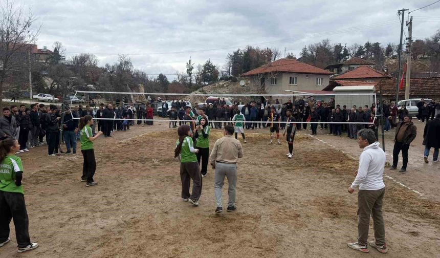 Başkan Arslan, Çamlıbel'de Voleybol Turnuvasına katıldı