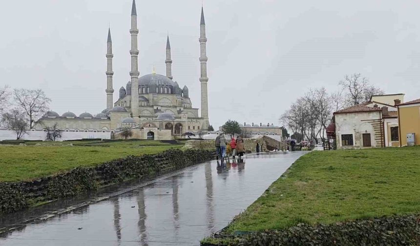 Edirne güne yağmurla uyandı