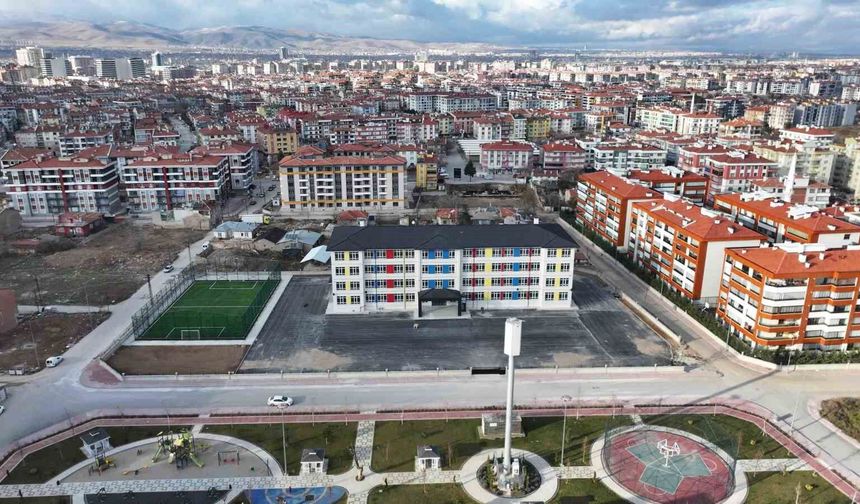 Karatay'da 8 okula FIFA standardında yeni halı saha