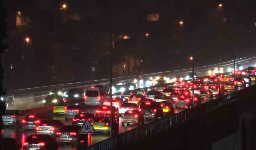 Ramazan Bayramı'nın ikinci gününde gece saatlerinde köprü trafiği devam ediyor
