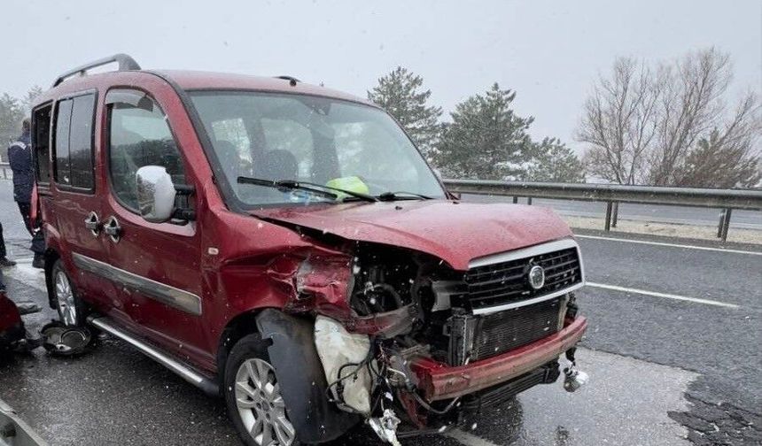 Uşak'ta hafif ticari aracın bariyere çarpması sonucu 6 kişi yaralandı