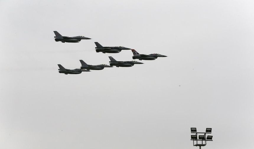 Konya'da SOLOTÜRK ve Türk Yıldızları'ndan öğrencilere 23 Nisan gösterisi