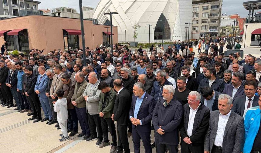 Okul saldırısında hayatını kaybedenler için gıyabi cenaze namazı kılındı