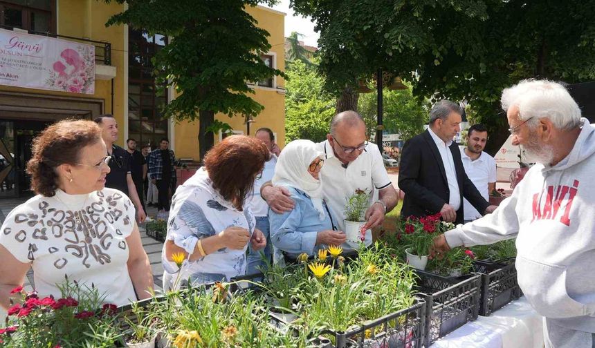 Başkan Çetin Akın'dan Anneler Günü'nde anlamlı kutlama