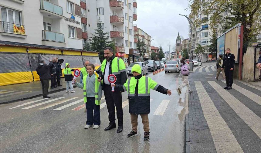Başkan Ekinci, gönüllü öğrencilerle trafik kurallarına dikkat çekti