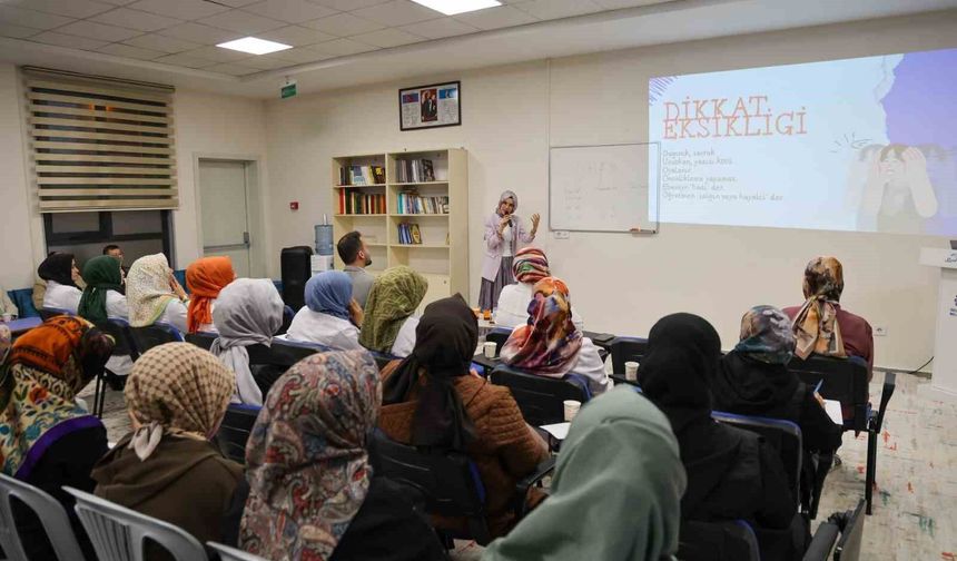 Hatice Hatun Mahalle Külliyesi Çocuk Mektebi'nde aileler eğitim seminerleri ile bilgilendiriliyor