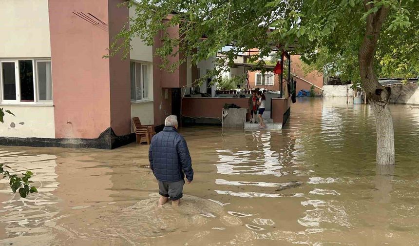Osmaniye'de sağanak etkili oldu, evleri ve tarlaları su bastı