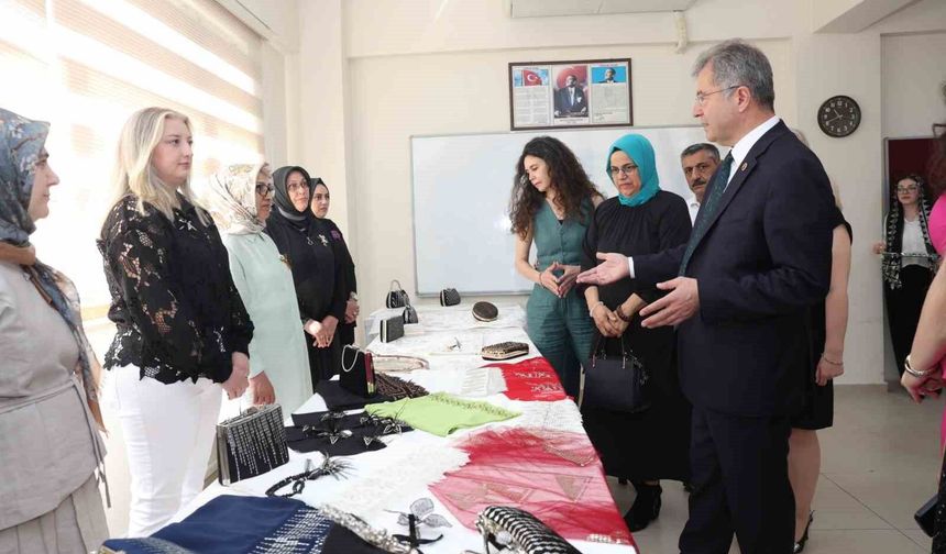 OSMEK kursiyerlerinin eserleri Hüdavendigar'da sergilendi