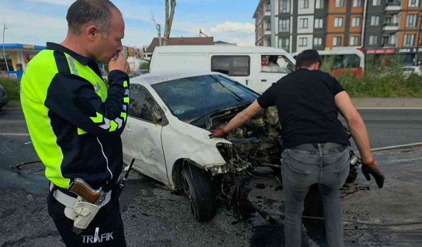 Refüje ve ağaçlara çarpan otomobilin motoru koptu