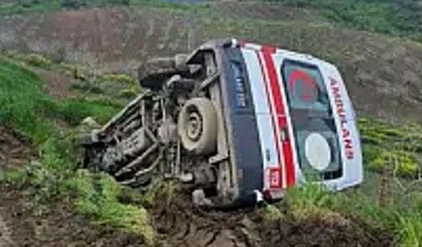 Siirt'te ambulans şarampole devrildi: 3 sağlık personeli yaralandı