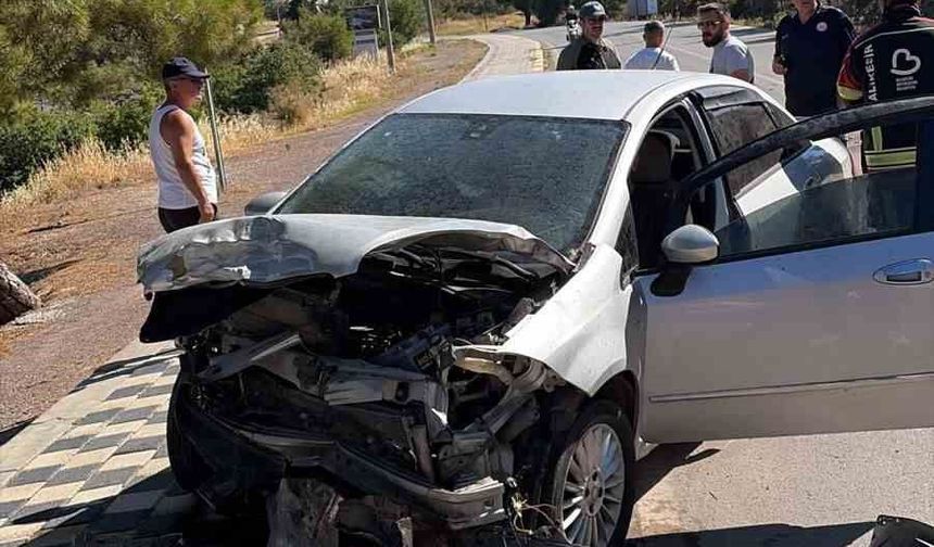 Ayvalık'ta trafik kazası: Araçta sıkışan sürücü kurtarıldı