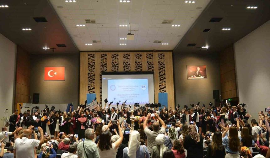 Karacabey MYO'nun 30. dönem mezunları kep attı