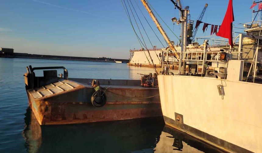 Karadeniz'de saldırıya uğrayan balıkçıları kurtaran tekne İnebolu Limanı'na çekildi