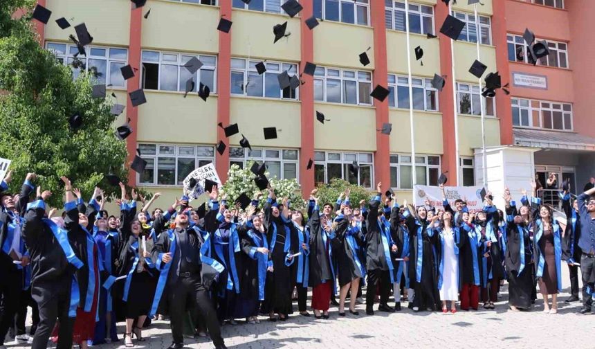 Oltu'da üniversitelilerin mezuniyet coşkusu