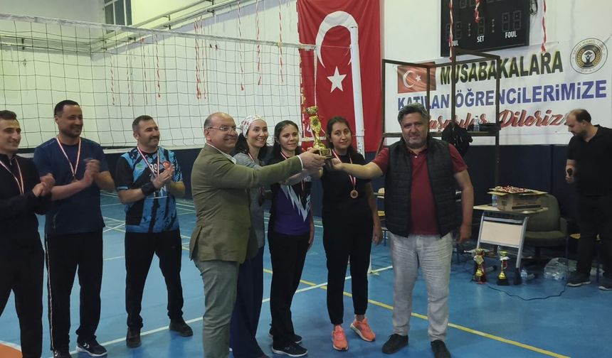 Şehit öğretmen anısına düzenlenen voleybol turnuvası sona erdi