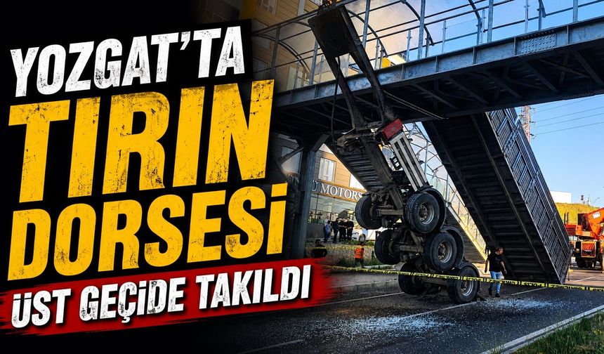 Yozgat'ta tırın dorsesi üst geçide takıldı