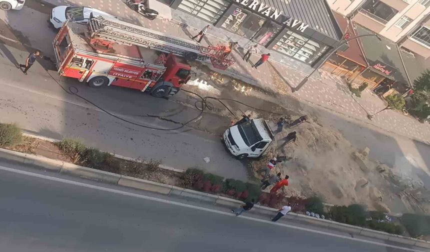 Saman yüklü kamyon alev alev yandı