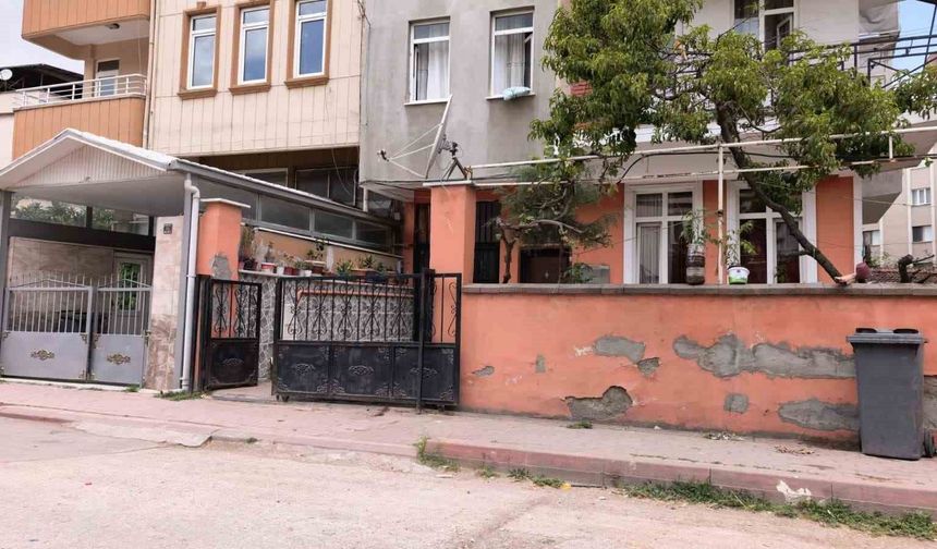 Sürgülü demir kapının altında kalan 3 yaşındaki çocuk ağır yaralandı