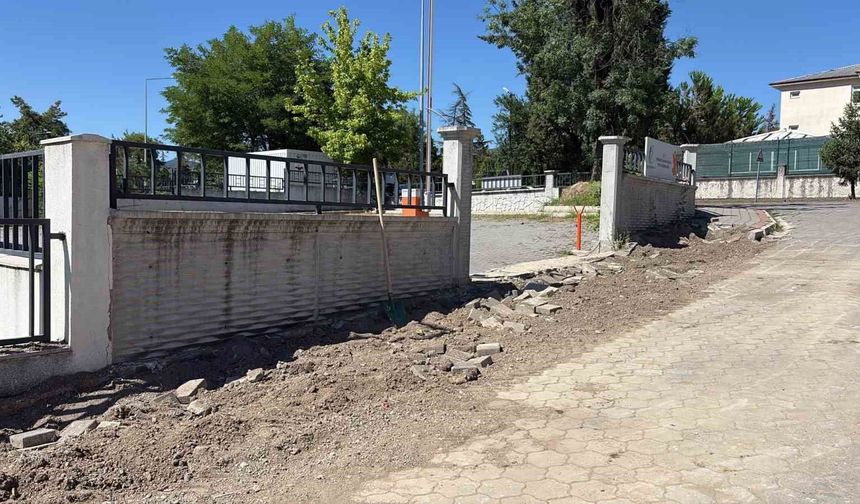 Tapu personeliyle tartışan belediye başkanı, kurumun önünü kazdırdı
